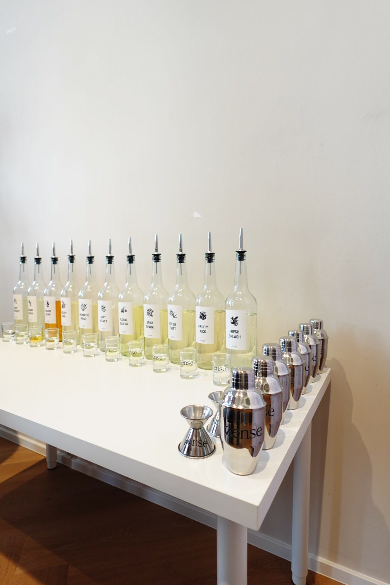 Duftnoten-Flakons und Shaker an der Cocktailbar