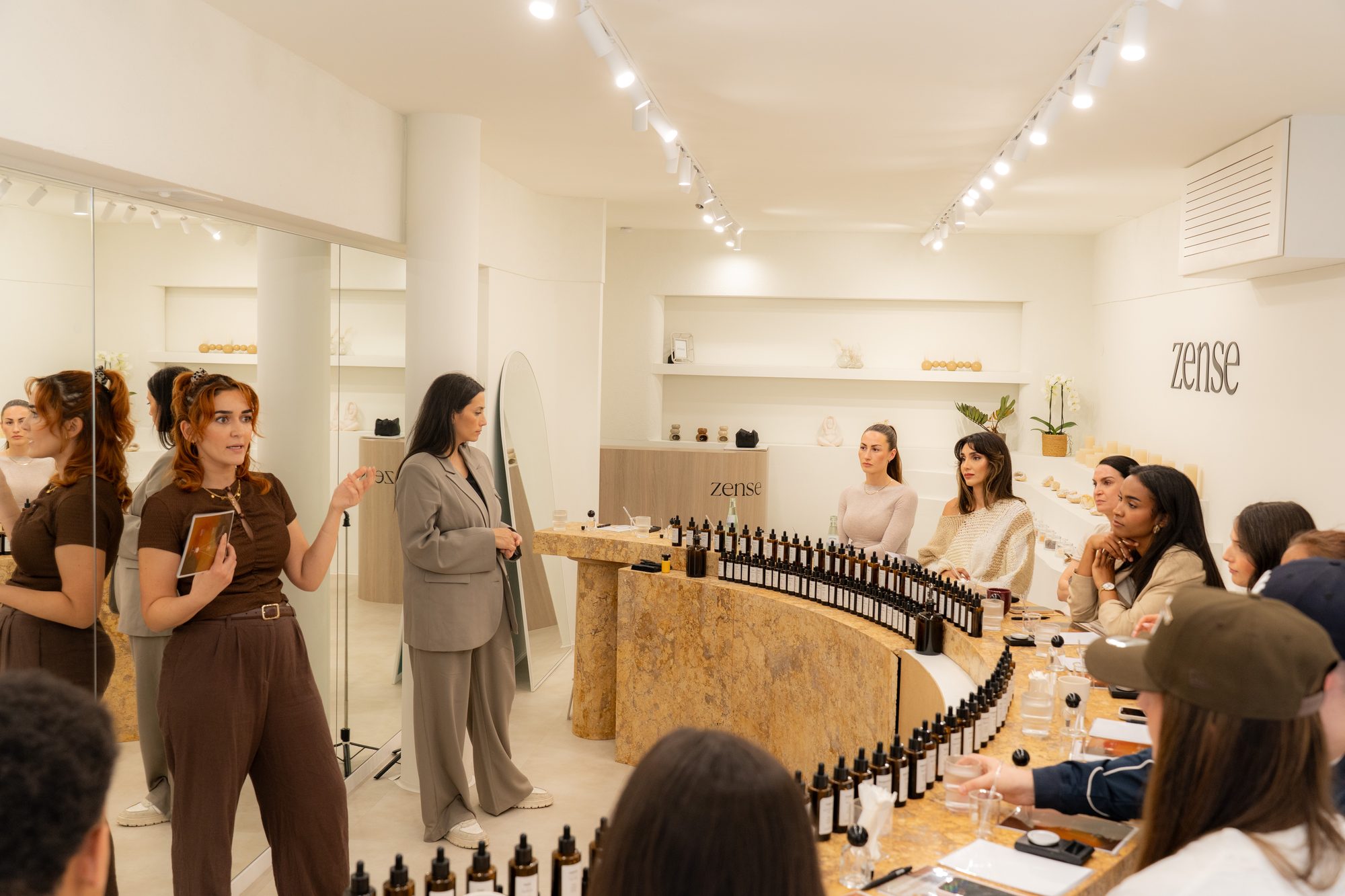 Workshop-Gruppe an der Duftorgel