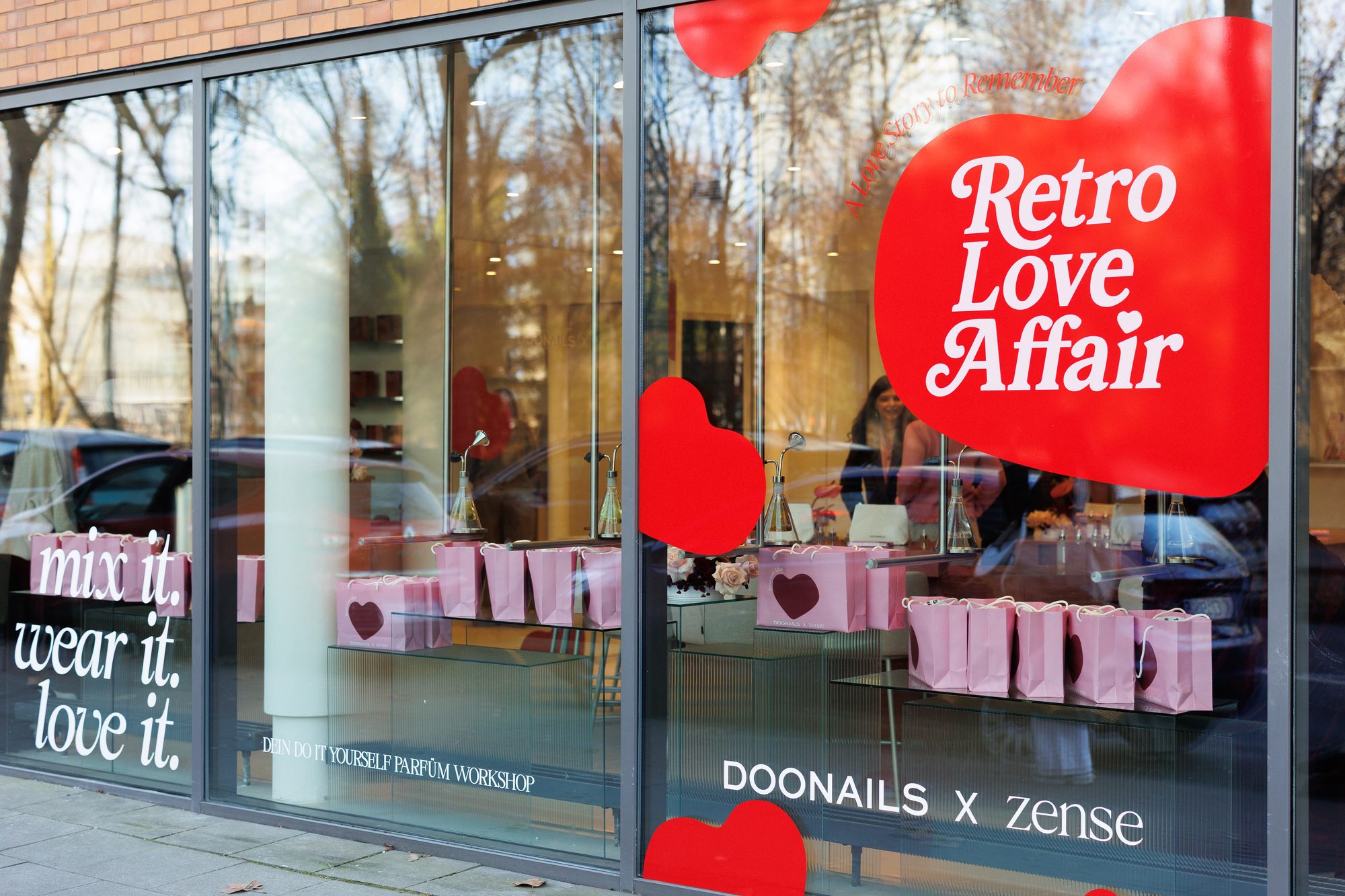 Firmenevent-Schaufenster mit DOONAILS x zense Branding