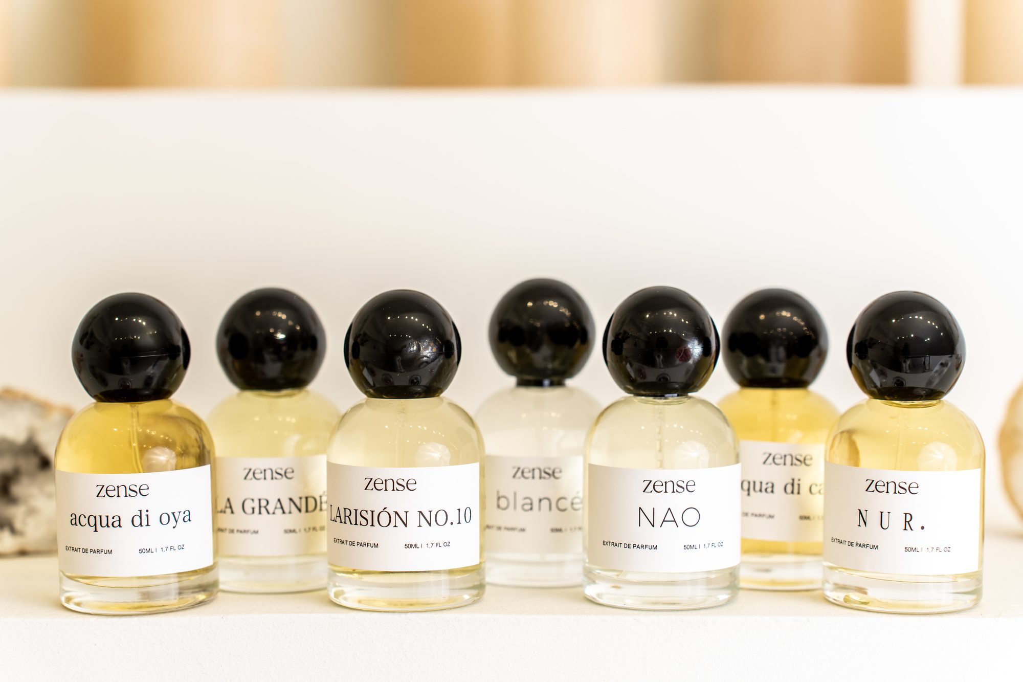 Reihe von zense Extrait de Parfum Flakons
